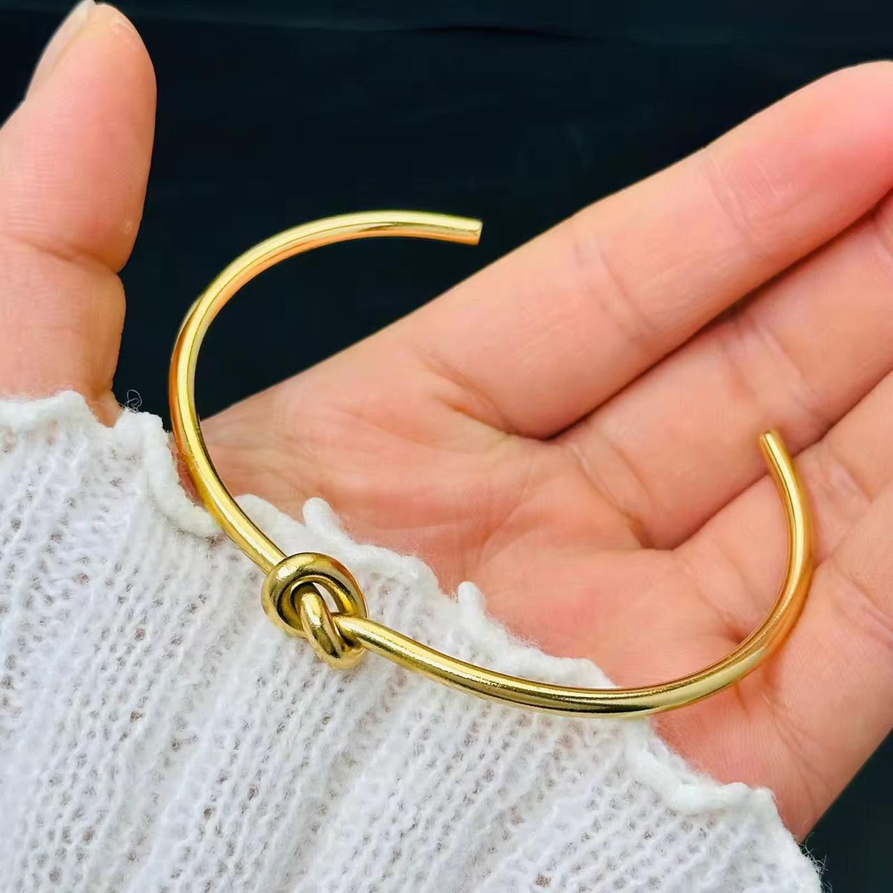 Twisted Handcuff (Adjustable)
